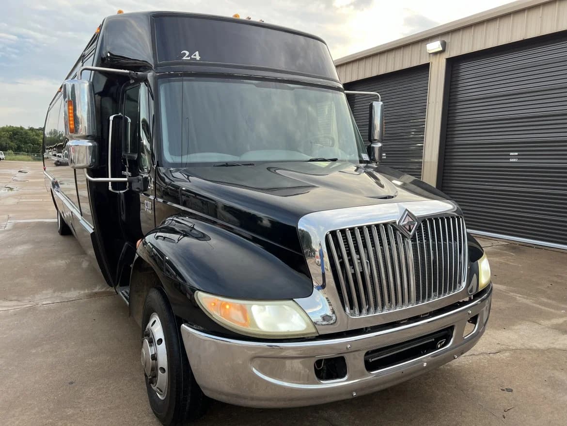 2007 International Freightliner 3200 DT466 Limo Bus - Image 2