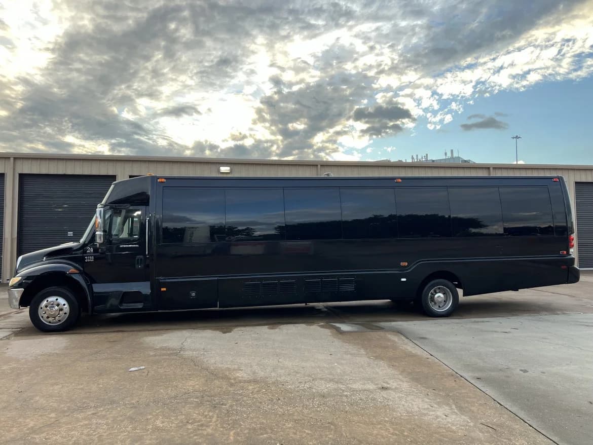2007 International Freightliner 3200 DT466 Limo Bus - Image 6