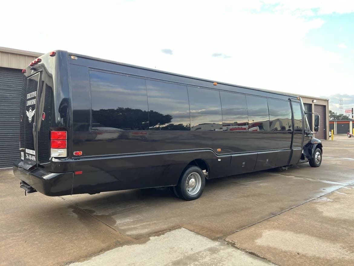 2007 International Freightliner 3200 DT466 Limo Bus - Image 7