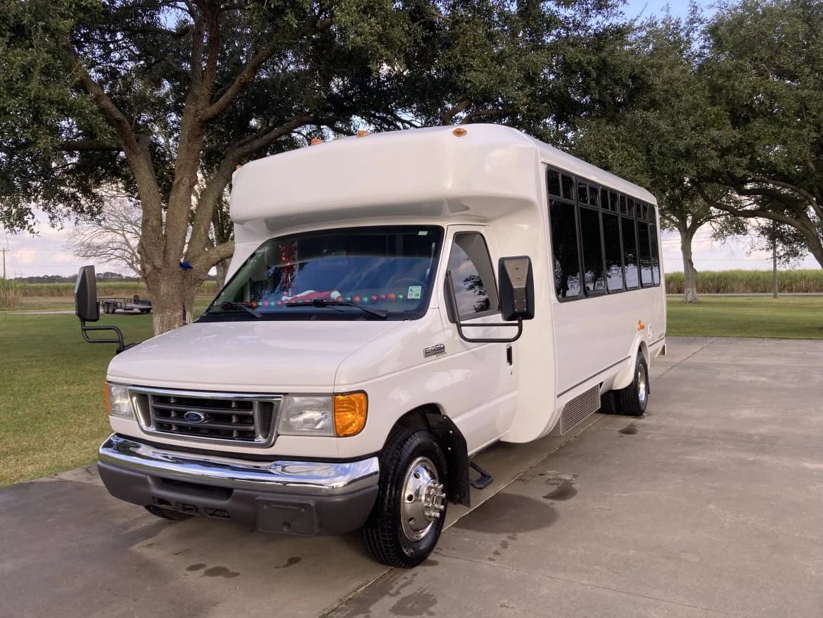 2007 Ford E450 Super Duty - Image 1