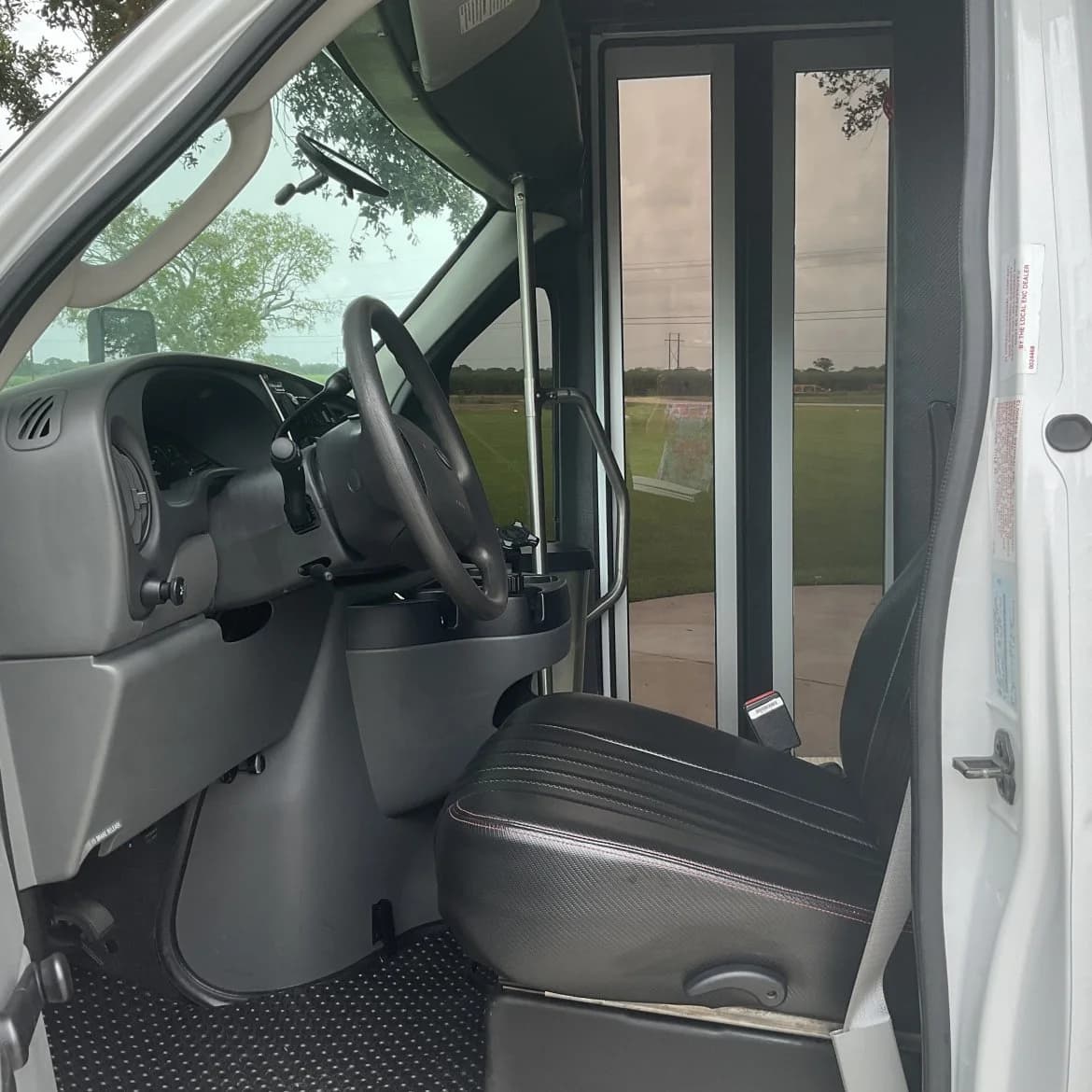 2007 Ford E450 Super Duty - Image 8