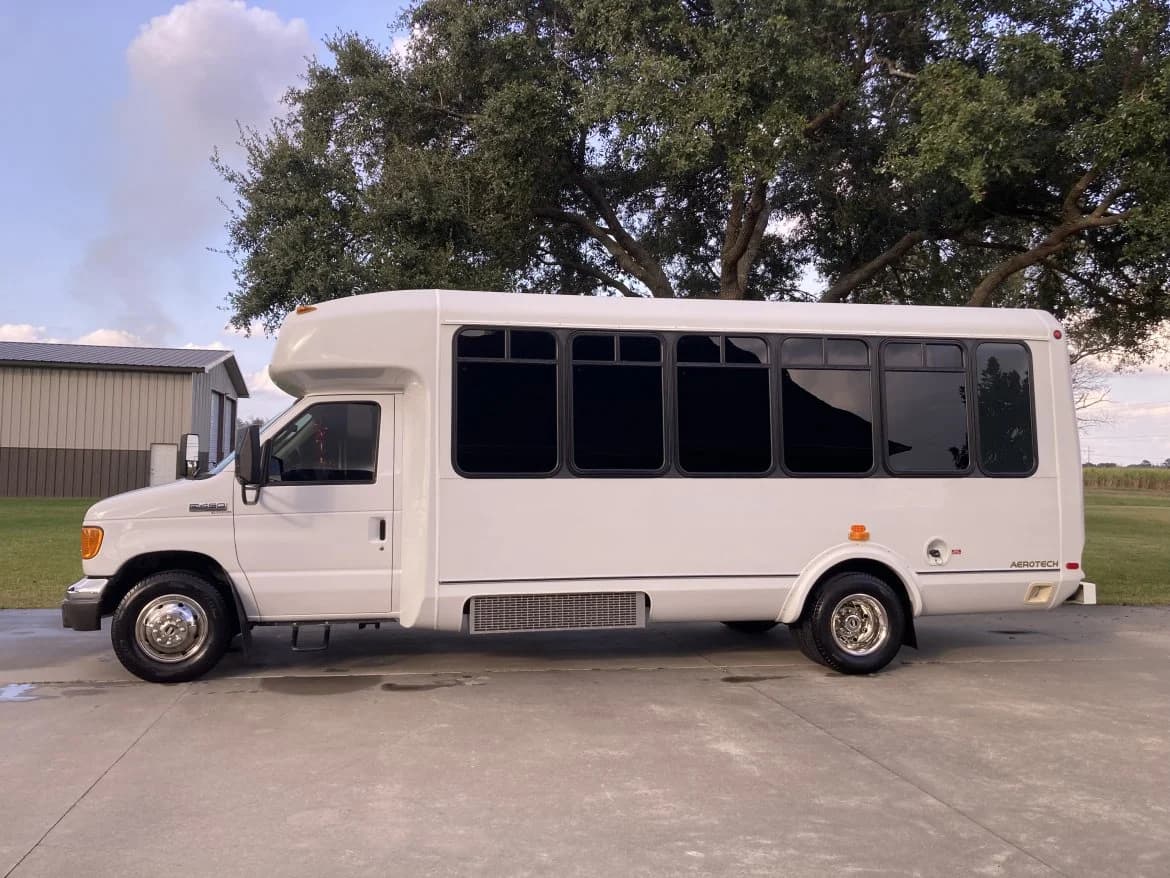 2007 Ford E450 Super Duty - Image 3