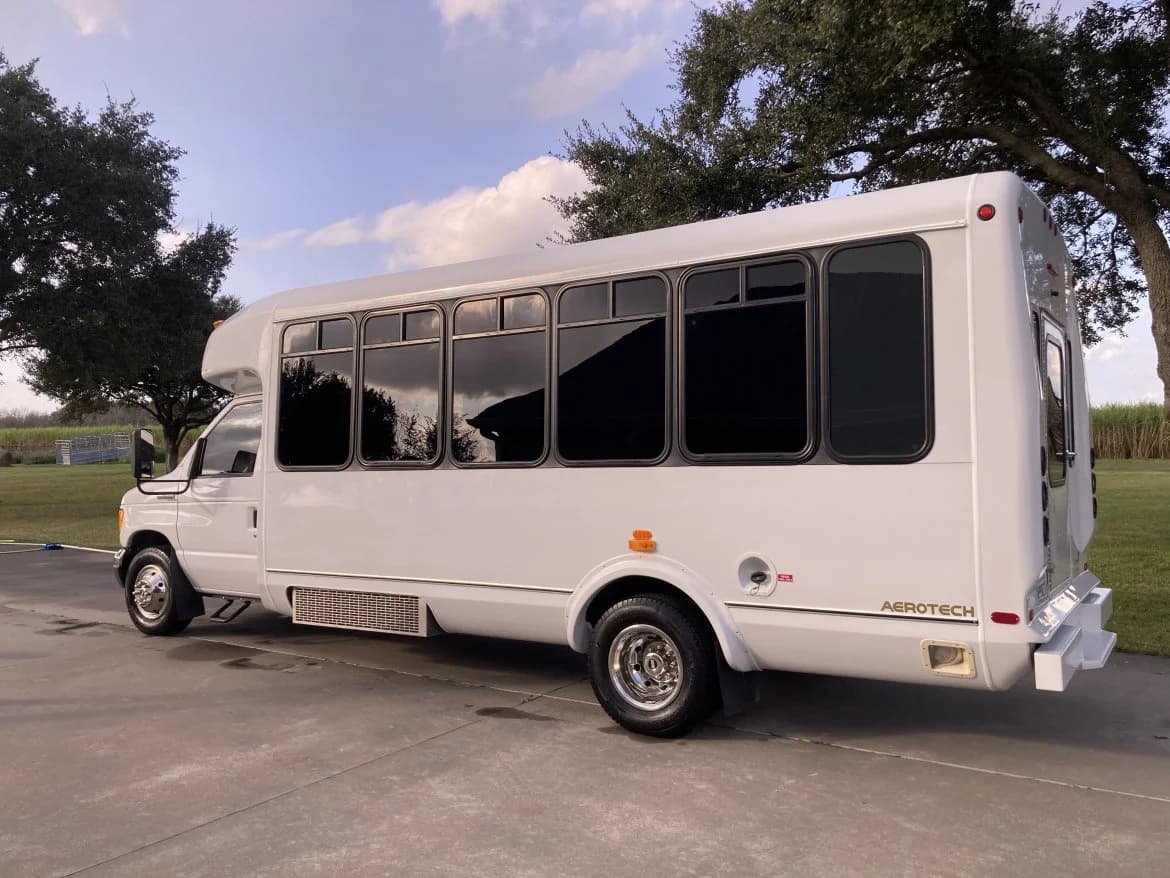 2007 Ford E450 Super Duty - Image 4