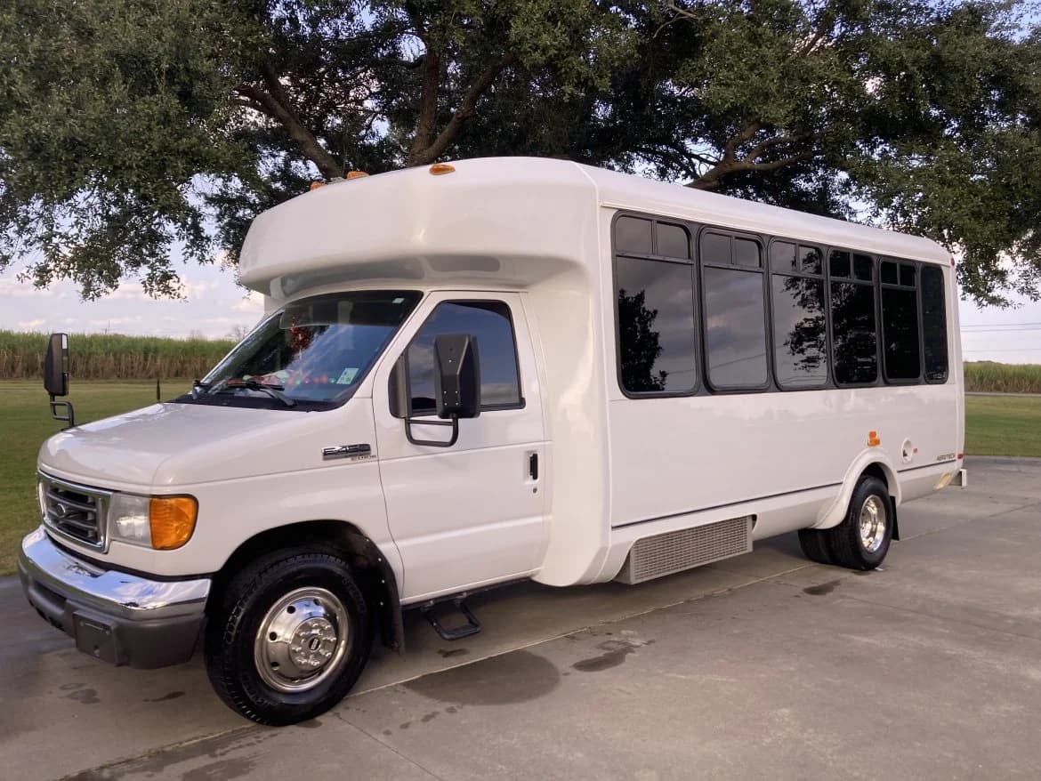 2007 Ford E450 Super Duty - Image 2
