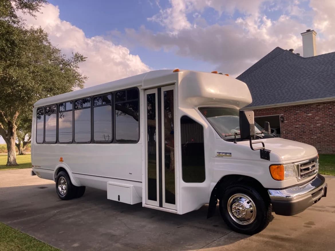 2007 Ford E450 Super Duty - Image 5