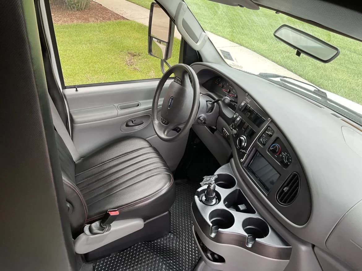2007 Ford E450 Super Duty - Image 6