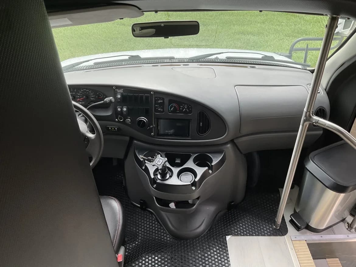 2007 Ford E450 Super Duty - Image 7