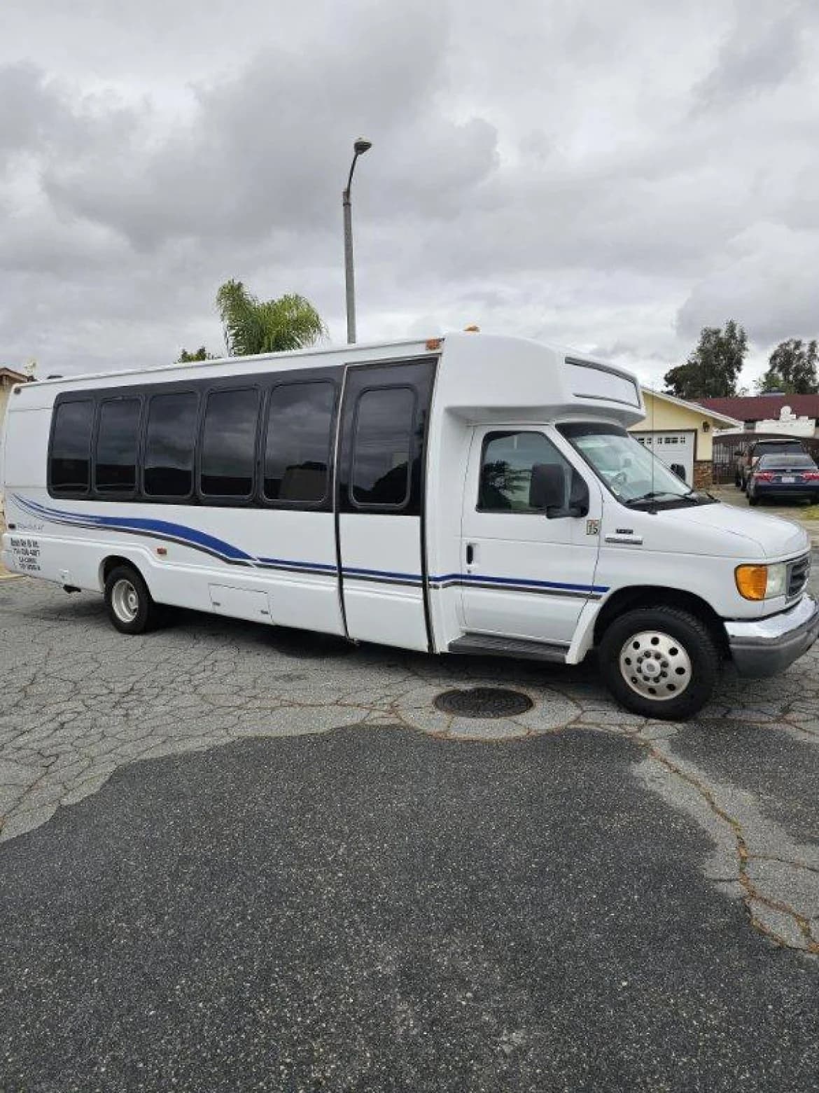 2006 Ford E450 Krystal Koach Limo Bus - Image 1