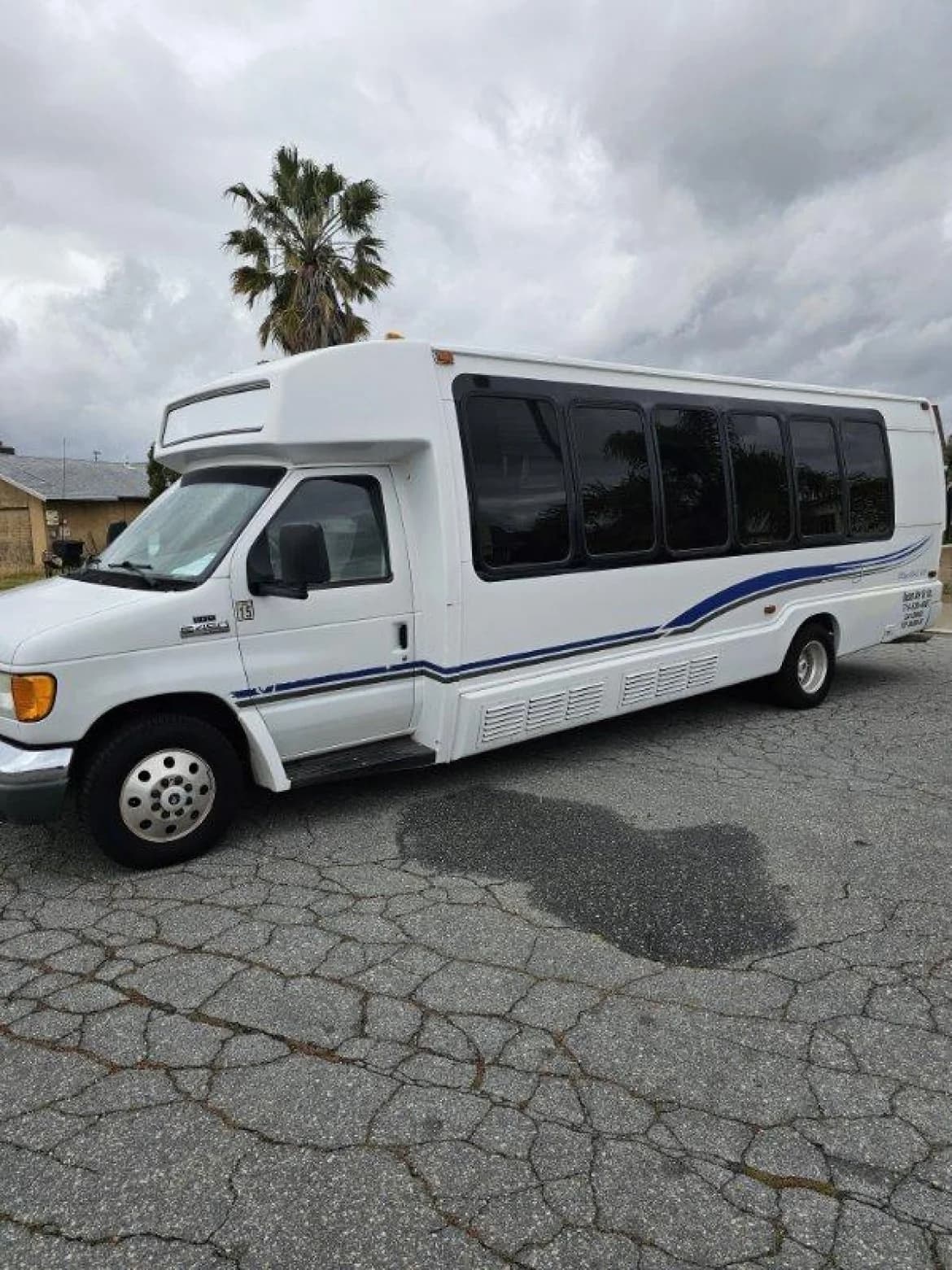 2006 Ford E450 Krystal Koach Limo Bus - Image 2