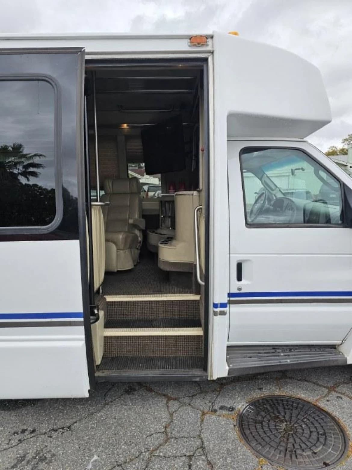 2006 Ford E450 Krystal Koach Limo Bus - Image 3