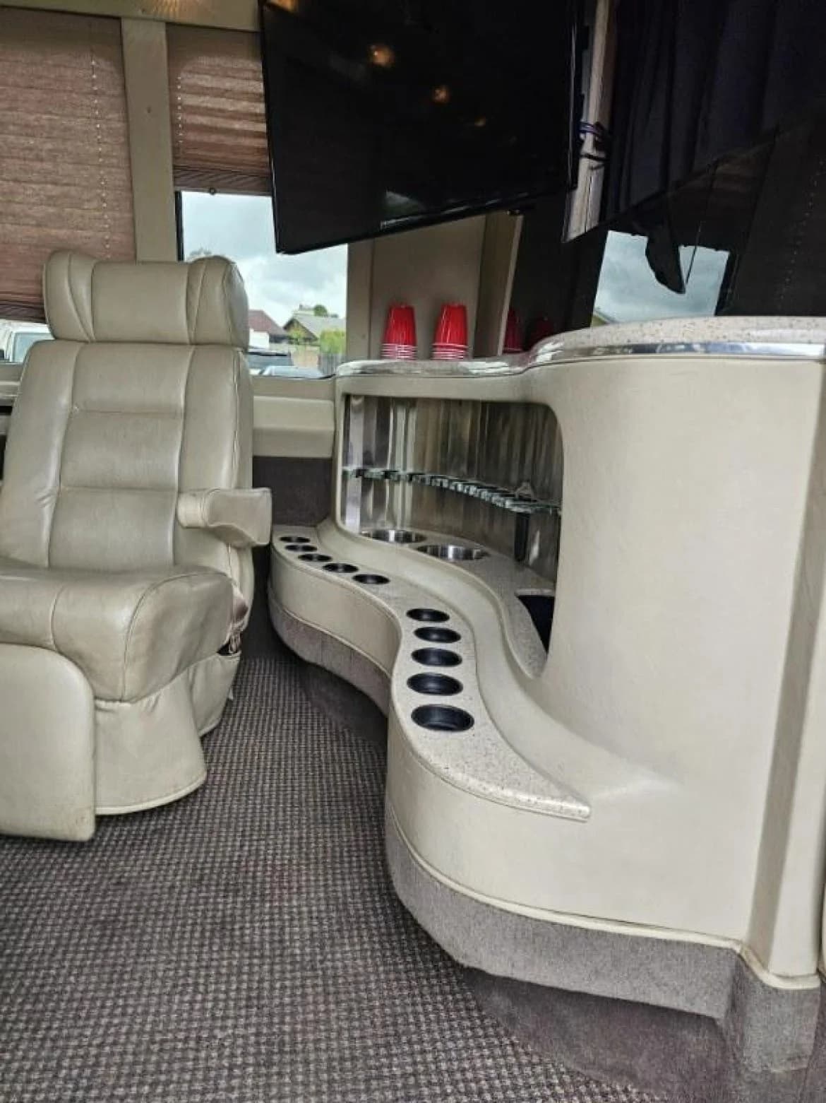 2006 Ford E450 Krystal Koach Limo Bus - Image 6