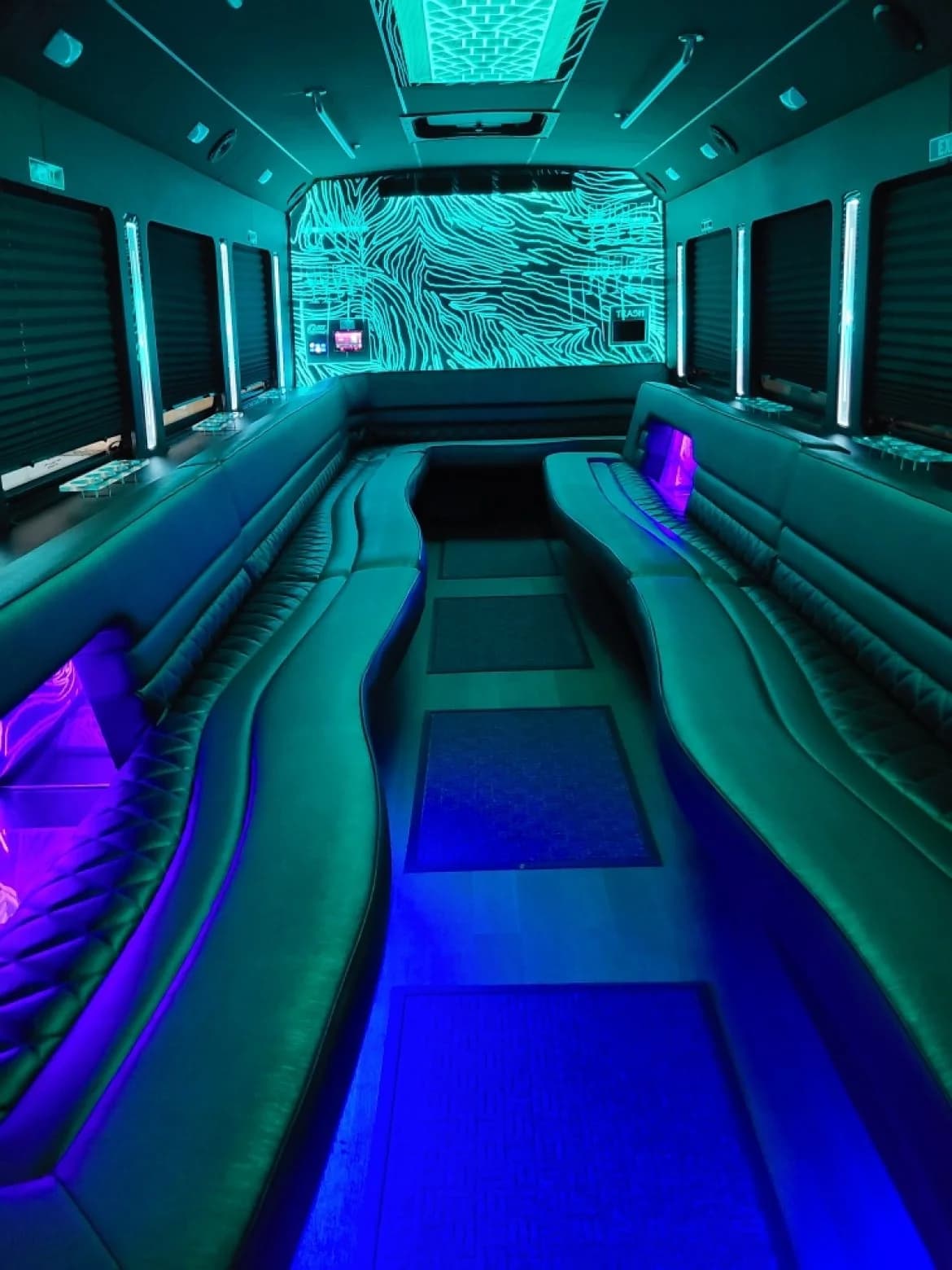 2015 Ford F550 Limo Bus - Image 4