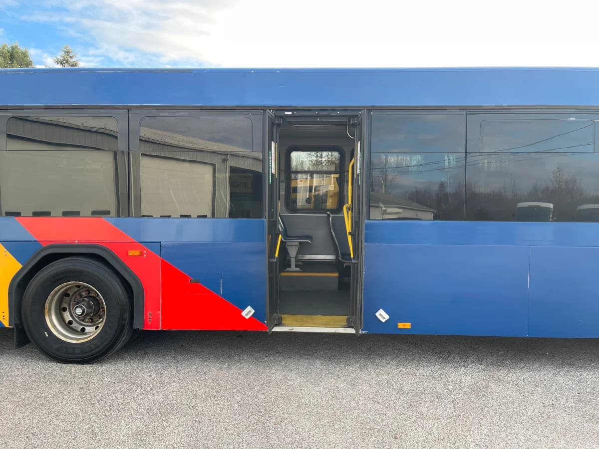2010 Gillig Low Floor ADA Transit Bus - Image 10