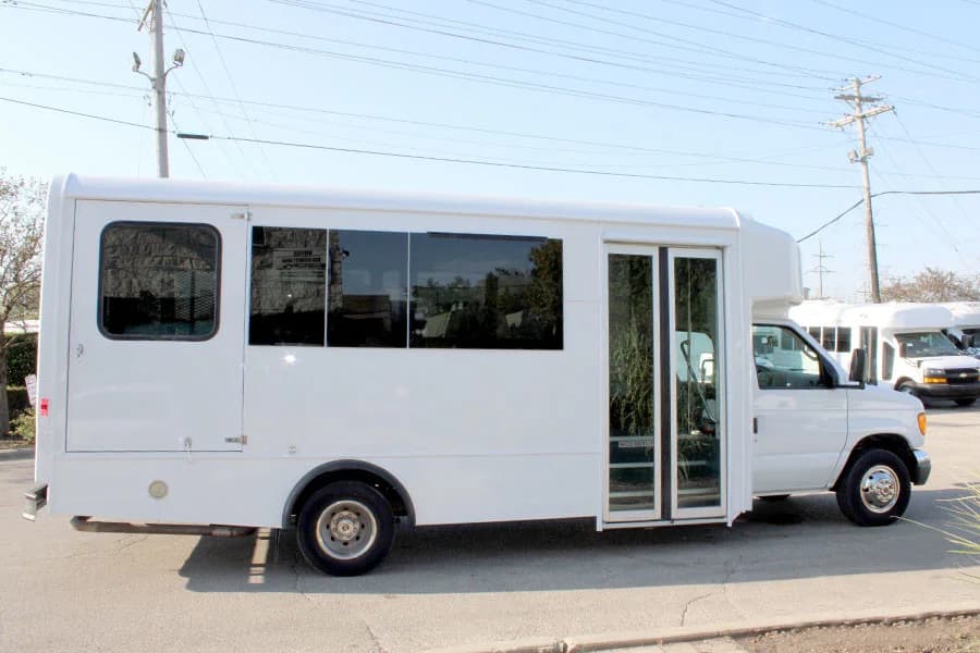2006 Ford E450 Shuttle Bus - Image 5