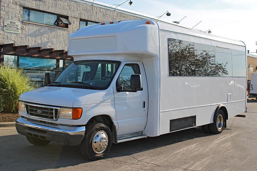 2006 Ford E450 Shuttle Bus - Image 3