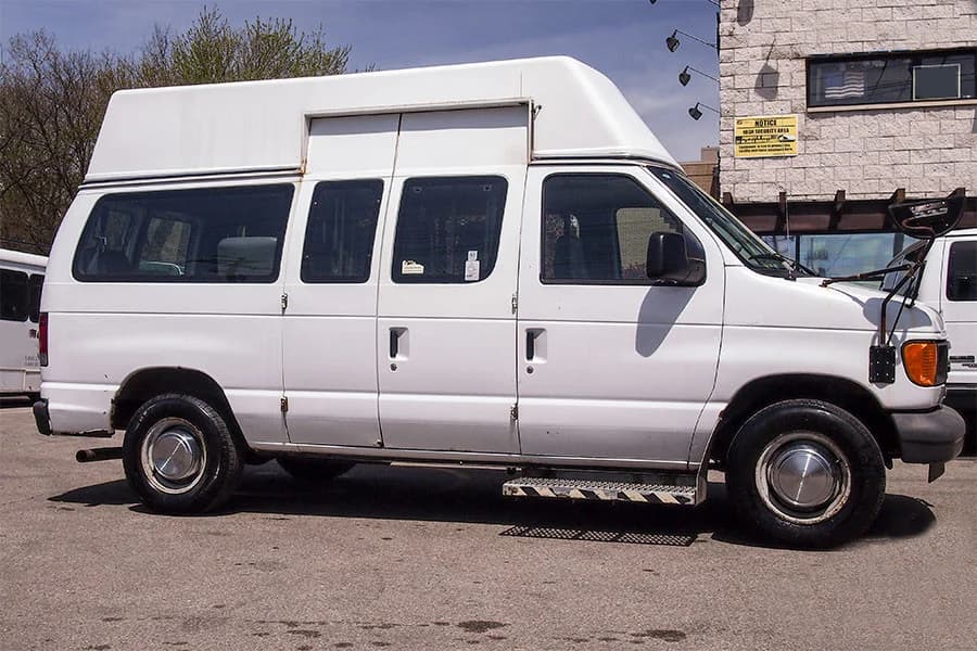 2005 Ford E250 ADA Van - Image 2