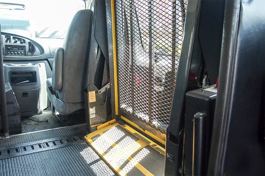 2005 Ford E250 ADA Van - Image 6