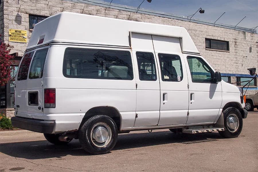 2005 Ford E250 ADA Van - Image 4
