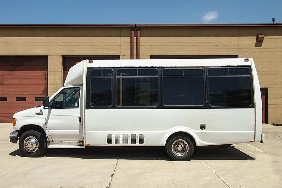 2005 Ford E450 ADA Shuttle Bus - Image 2
