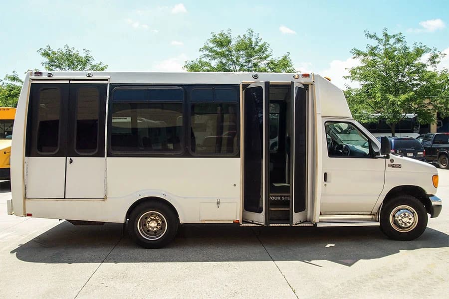 2005 Ford E450 ADA Shuttle Bus - Image 4