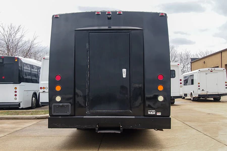 2004 Chevrolet 5500 Federal Coach Limo Bus  - Image 4