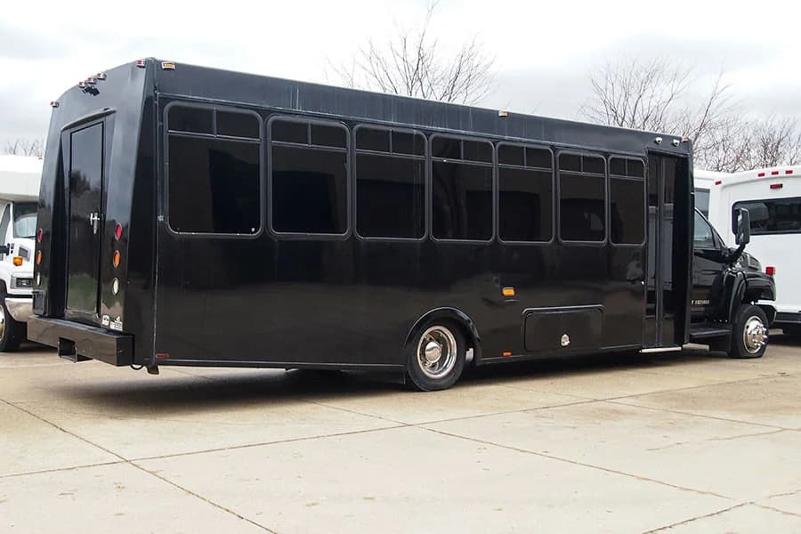 2004 Chevrolet 5500 Federal Coach Limo Bus  - Image 3