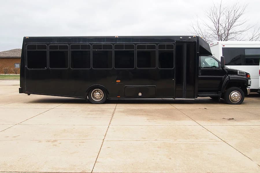 2004 Chevrolet 5500 Federal Coach Limo Bus  - Image 2