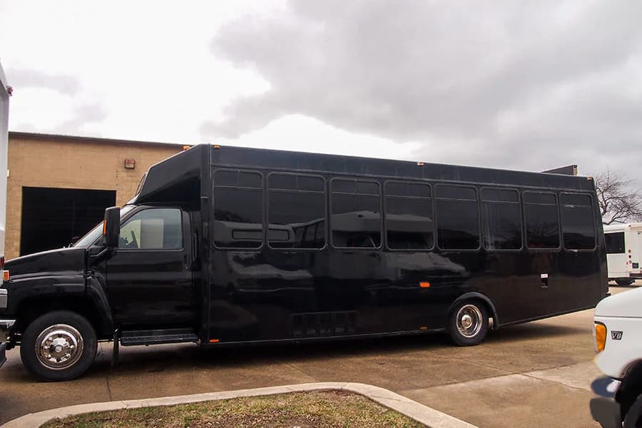 2004 Chevrolet 5500 Federal Coach Limo Bus  - Image 5