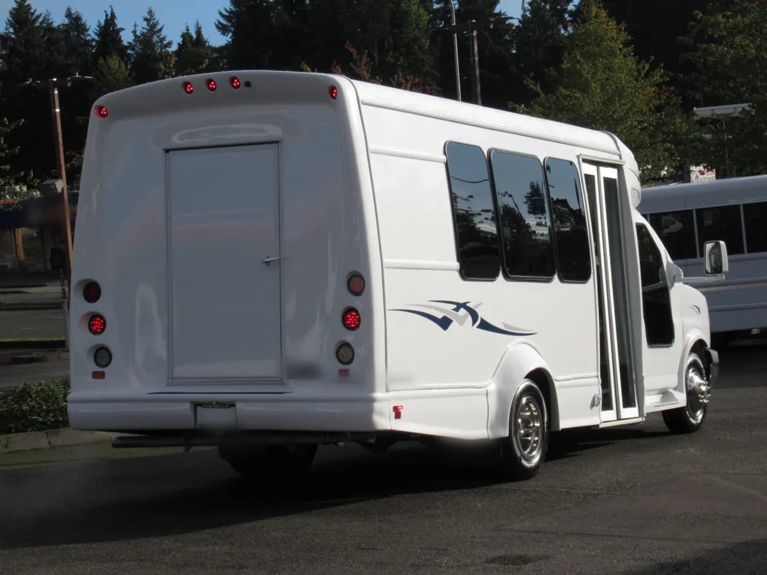 2024 Chevrolet Starcraft Starquest Shuttle Bus - Image 3