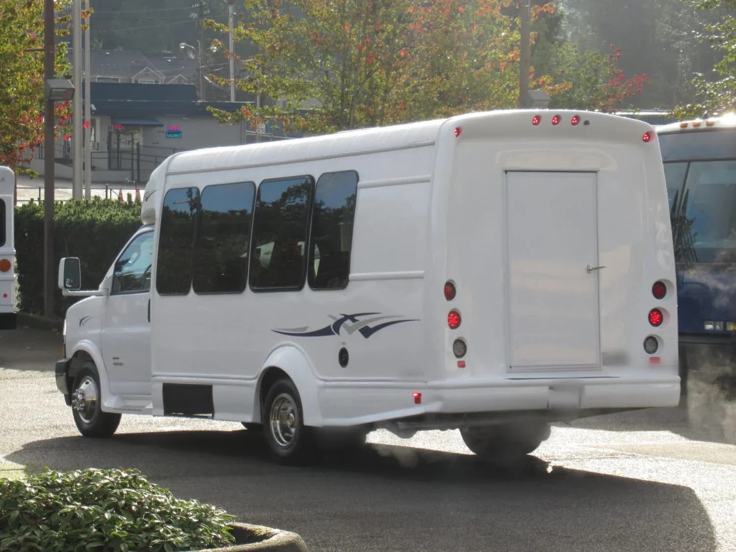 2024 Chevrolet Starcraft Starquest Shuttle Bus - Image 4