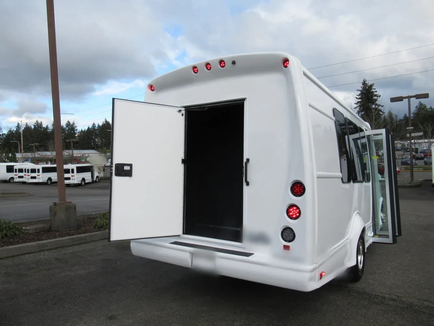 2024 Chevrolet Starcraft Starquest Shuttle Bus - Image 5
