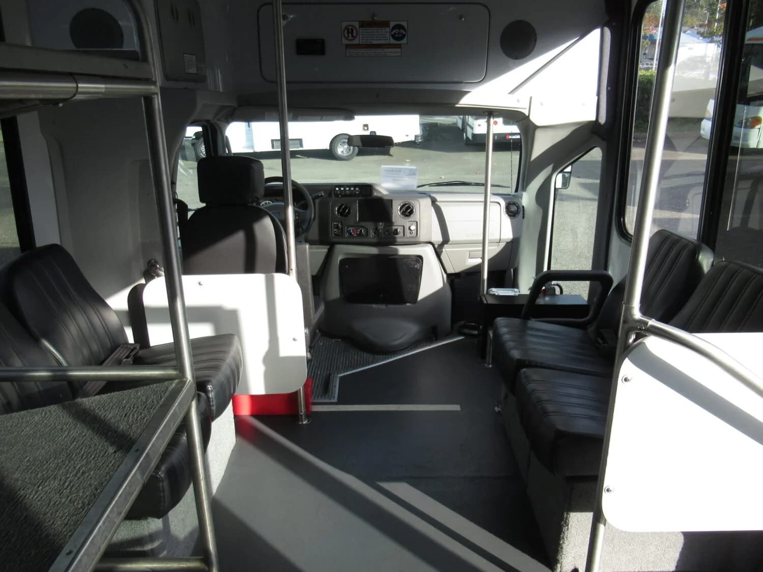 2018 Ford E450 Eldorado Shuttle Bus - Image 14