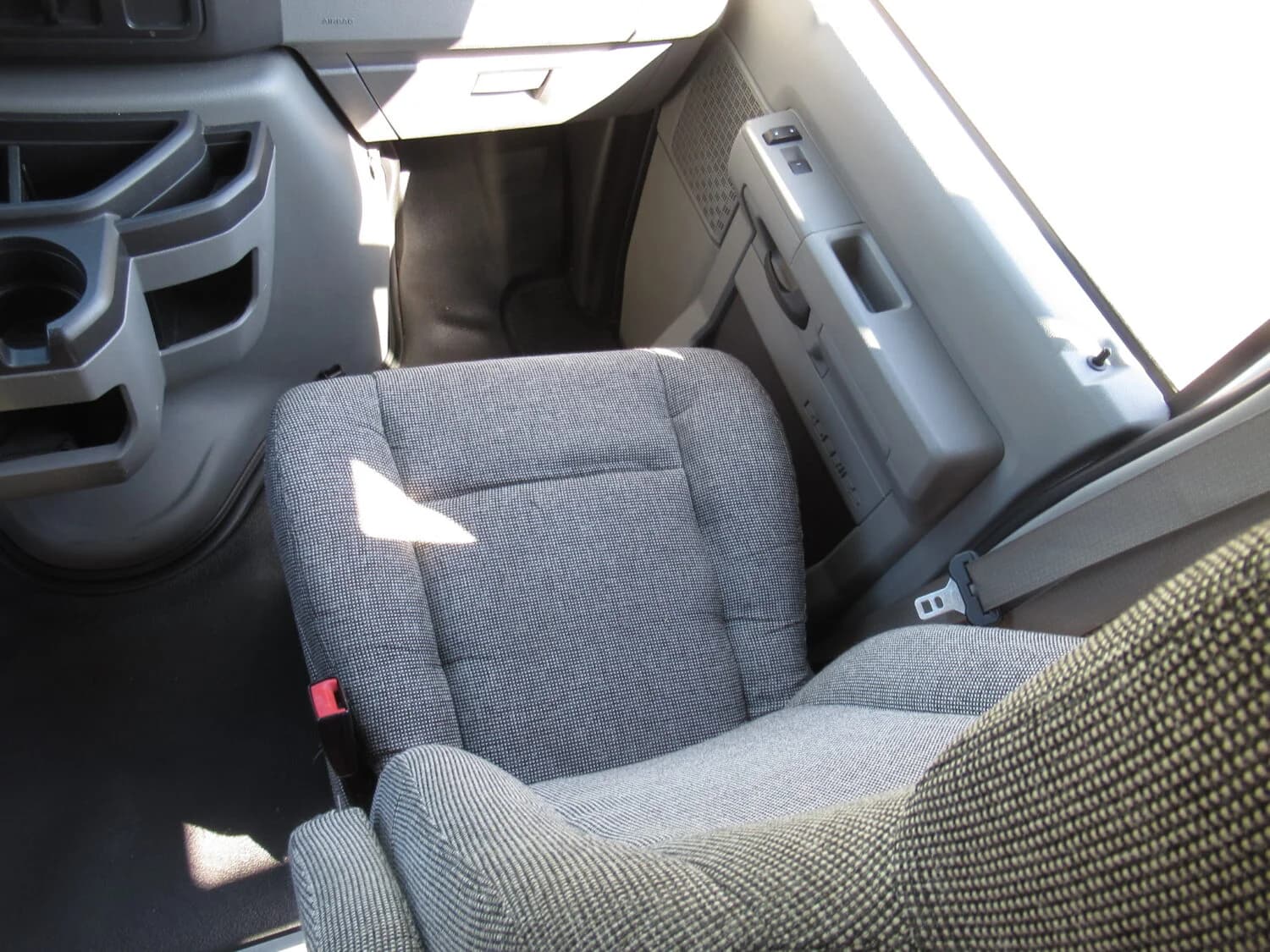 2016 Ford E450 Non CDL Starcraft Shuttle - Image 9