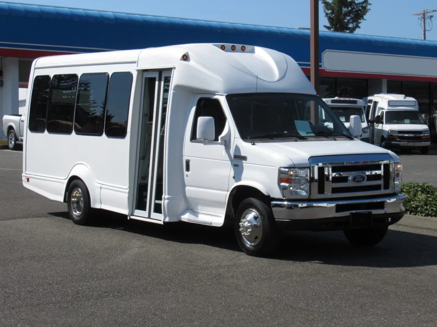 2016 Ford E450 Non CDL Starcraft Shuttle - Image 3
