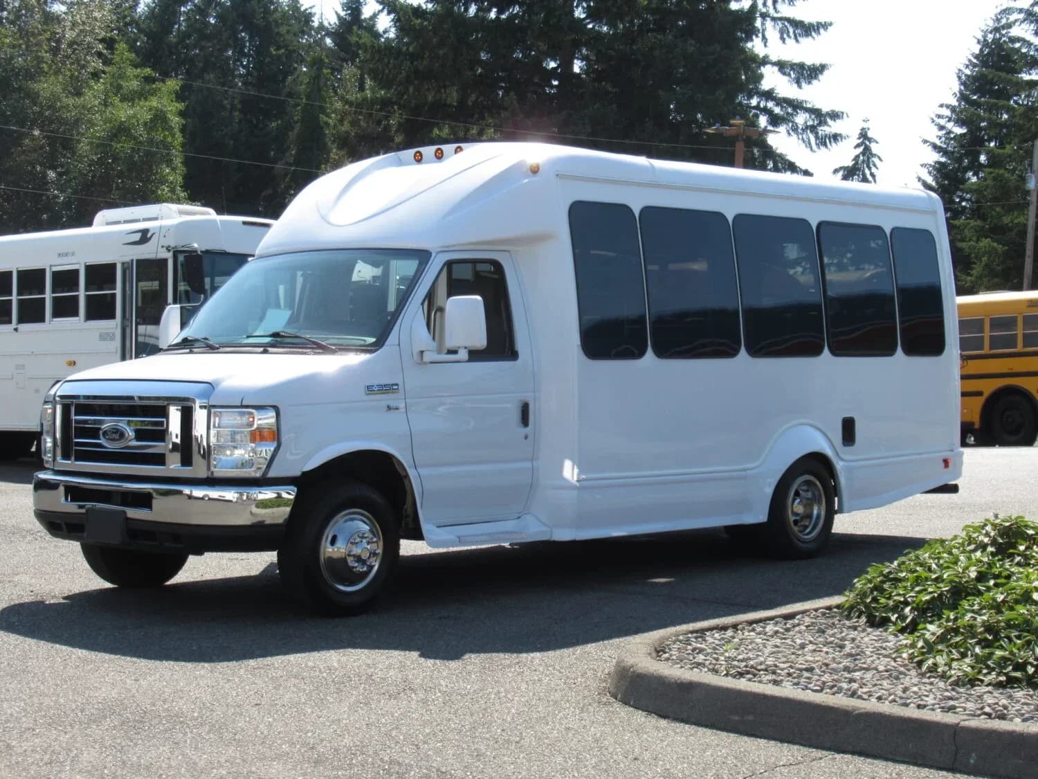 2016 Ford E450 Non CDL Starcraft Shuttle - Image 1