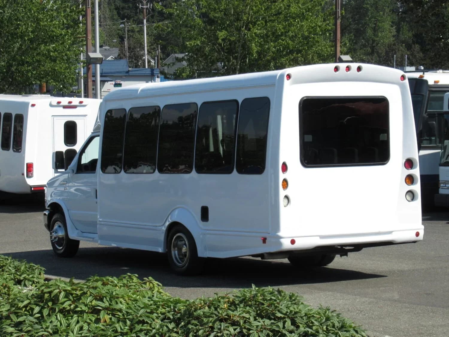 2016 Ford E450 Non CDL Starcraft Shuttle - Image 6