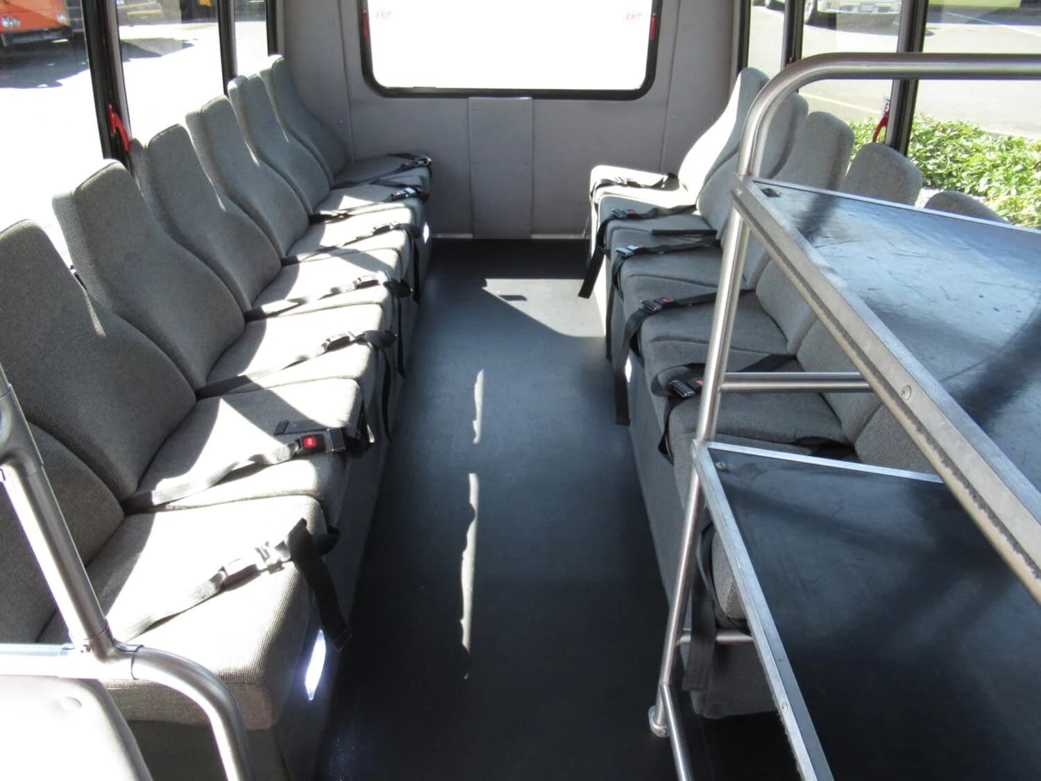 2016 Ford E450 Non CDL Starcraft Shuttle - Image 10
