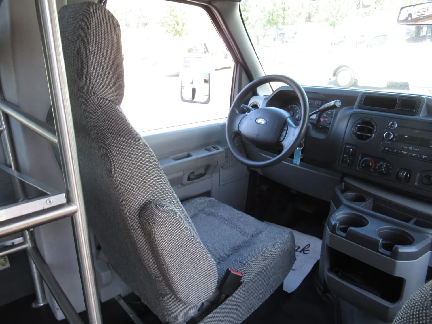 2016 Ford E450 Non CDL Starcraft Shuttle - Image 8