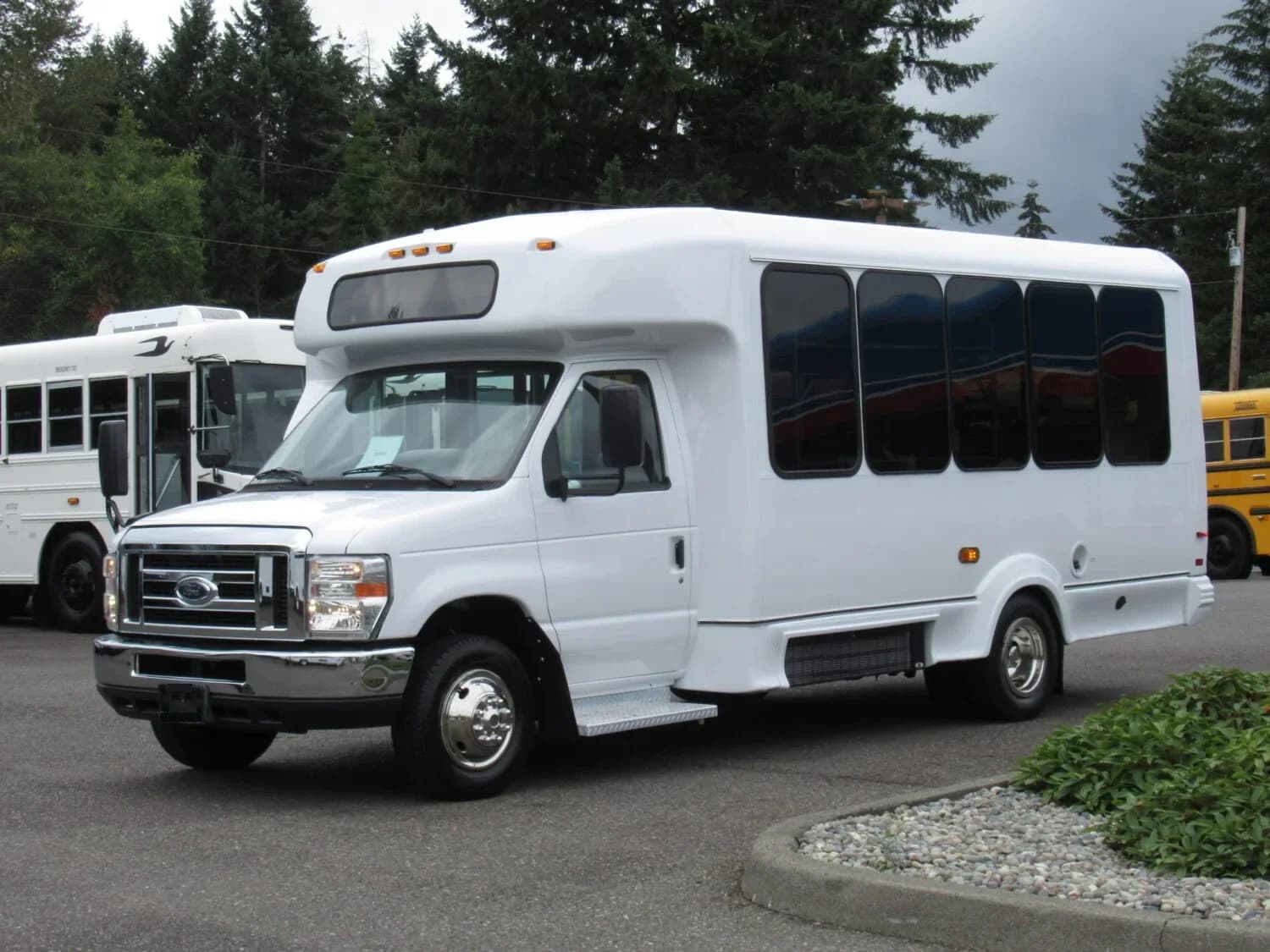 2016 Ford E450 Eldorado Shuttle Bus - Image 3