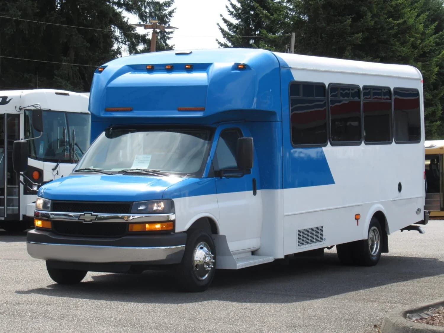 2016 Chevy Titan II Glaval Shuttle Bus - Image 2