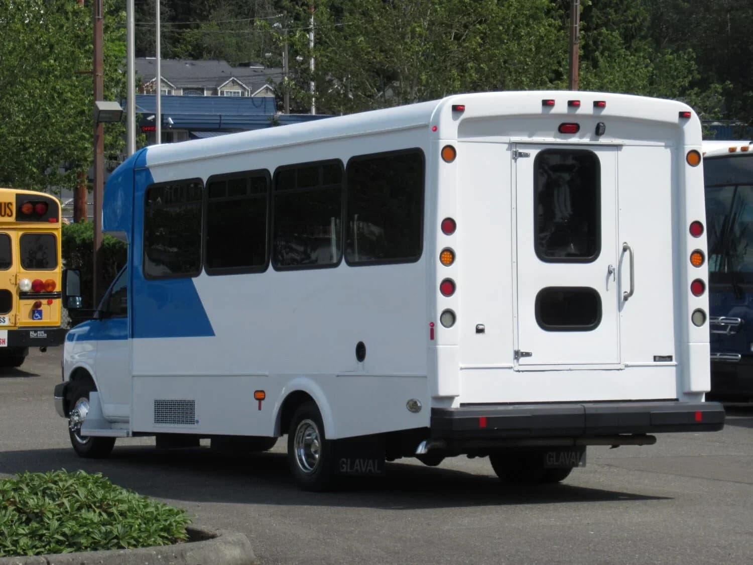 2016 Chevy Titan II Glaval Shuttle Bus - Image 4