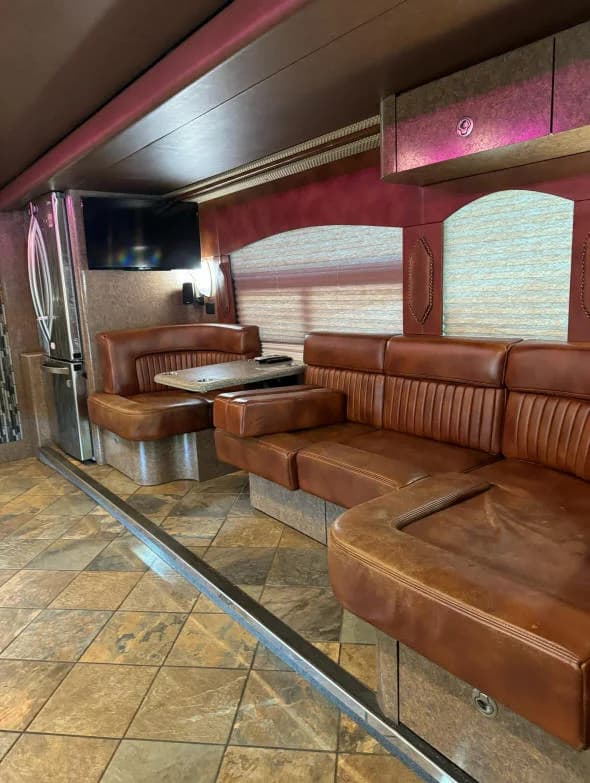 2015 Prevost H3-45 Motorcoach - Image 8