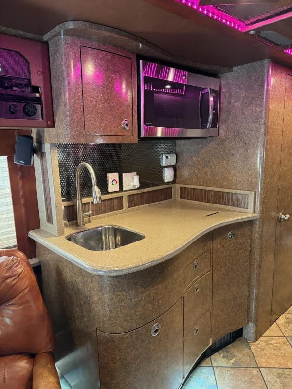 2015 Prevost H3-45 Motorcoach - Image 9