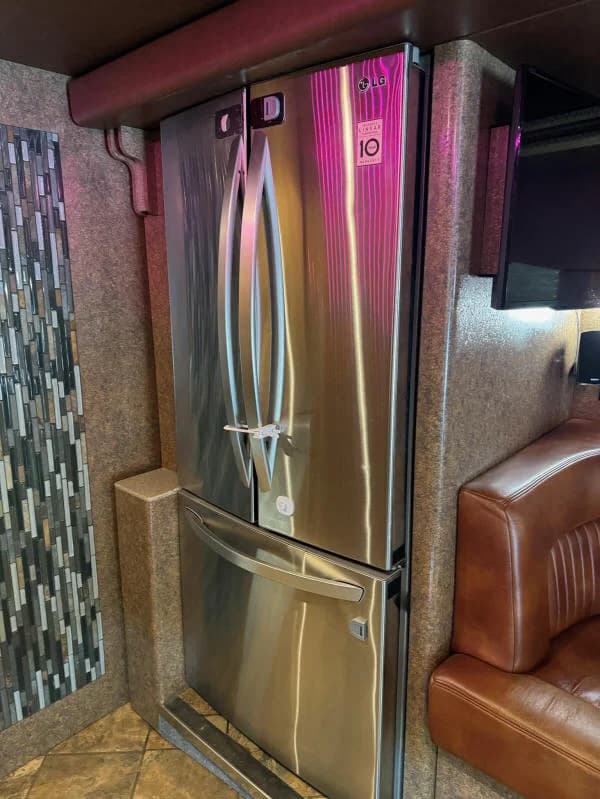 2015 Prevost H3-45 Motorcoach - Image 10