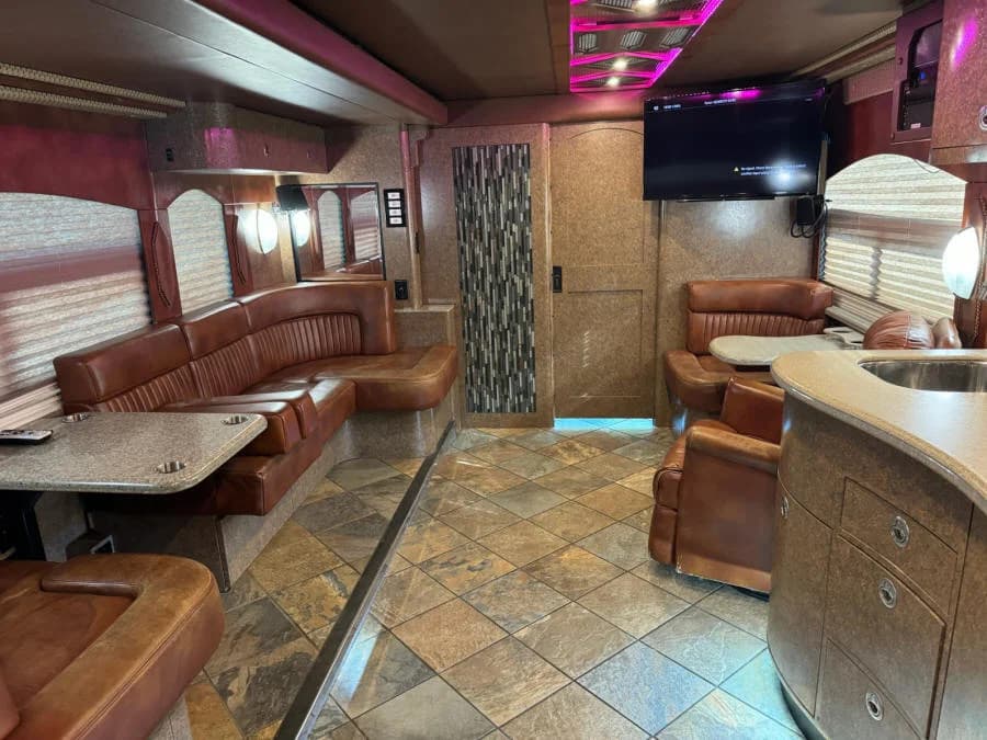 2015 Prevost H3-45 Motorcoach - Image 11
