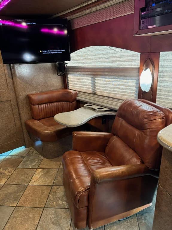 2015 Prevost H3-45 Motorcoach - Image 12