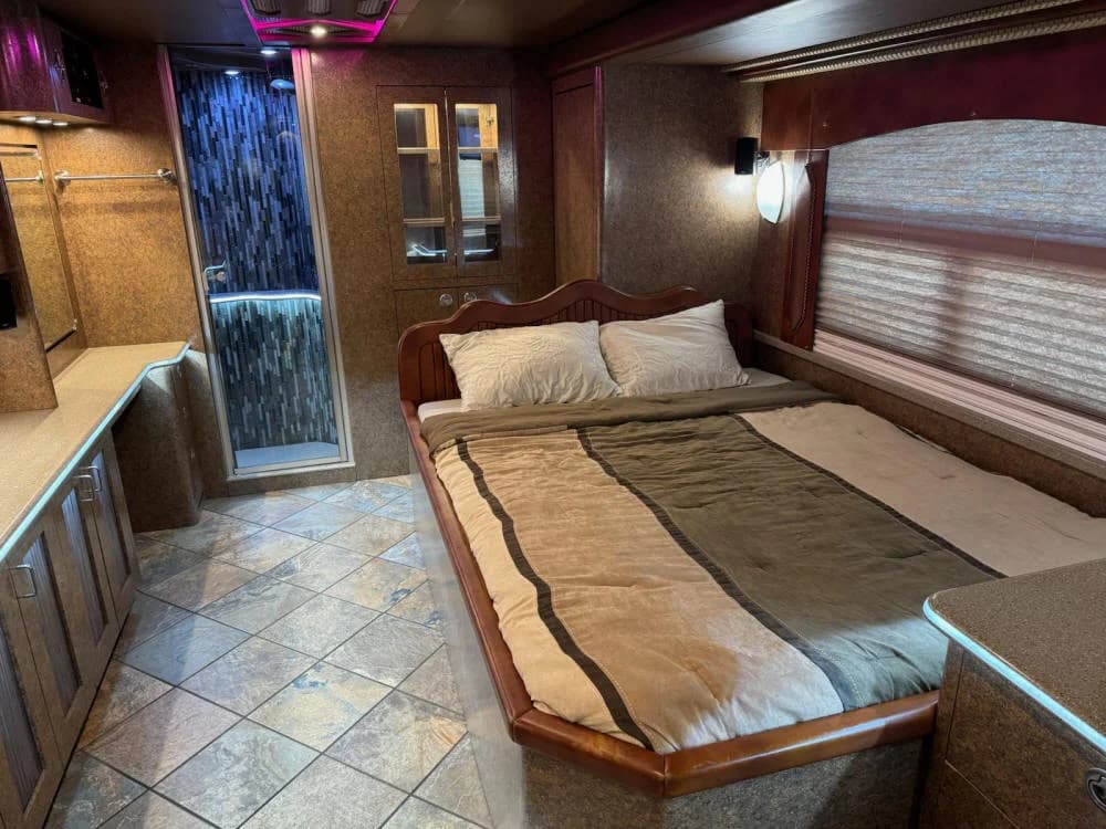 2015 Prevost H3-45 Motorcoach - Image 16