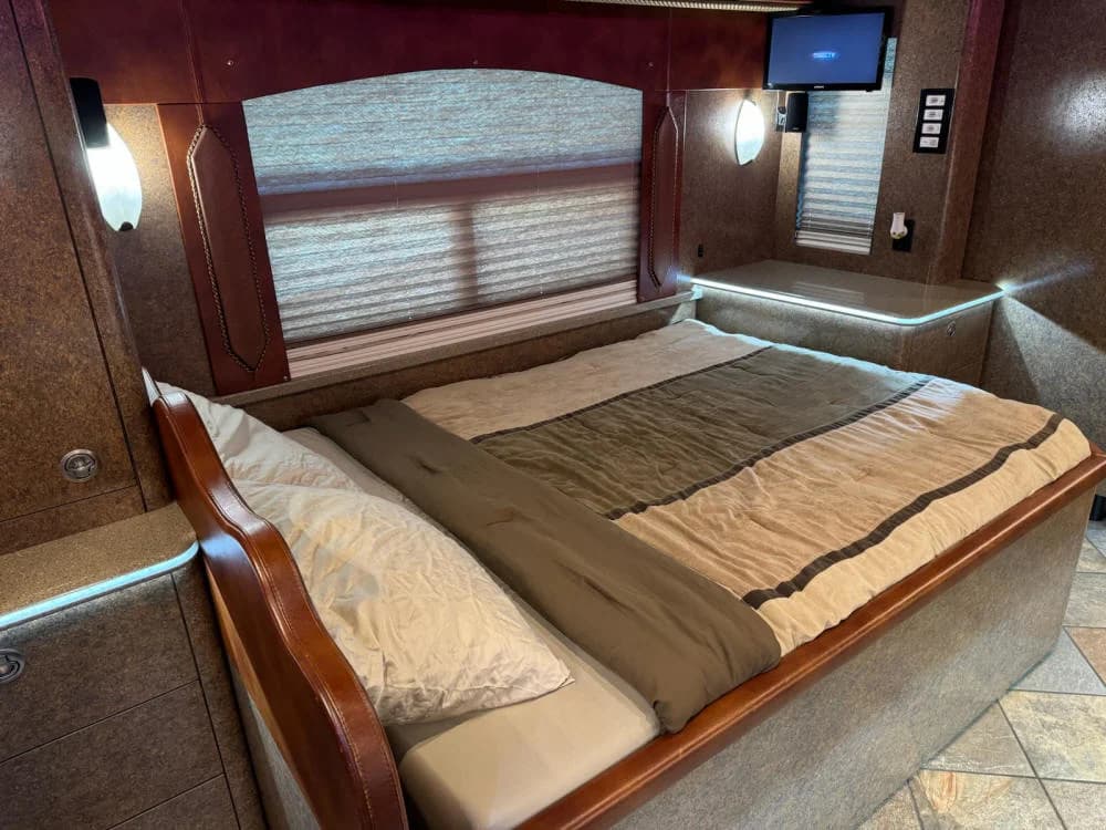 2015 Prevost H3-45 Motorcoach - Image 17