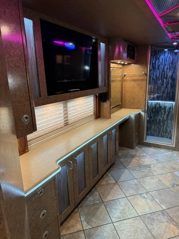 2015 Prevost H3-45 Motorcoach - Image 18