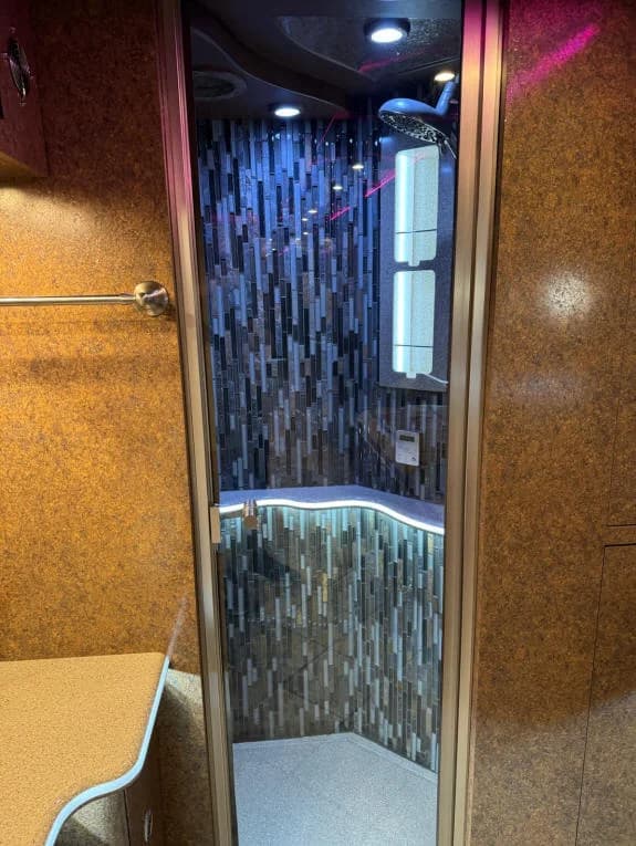 2015 Prevost H3-45 Motorcoach - Image 21